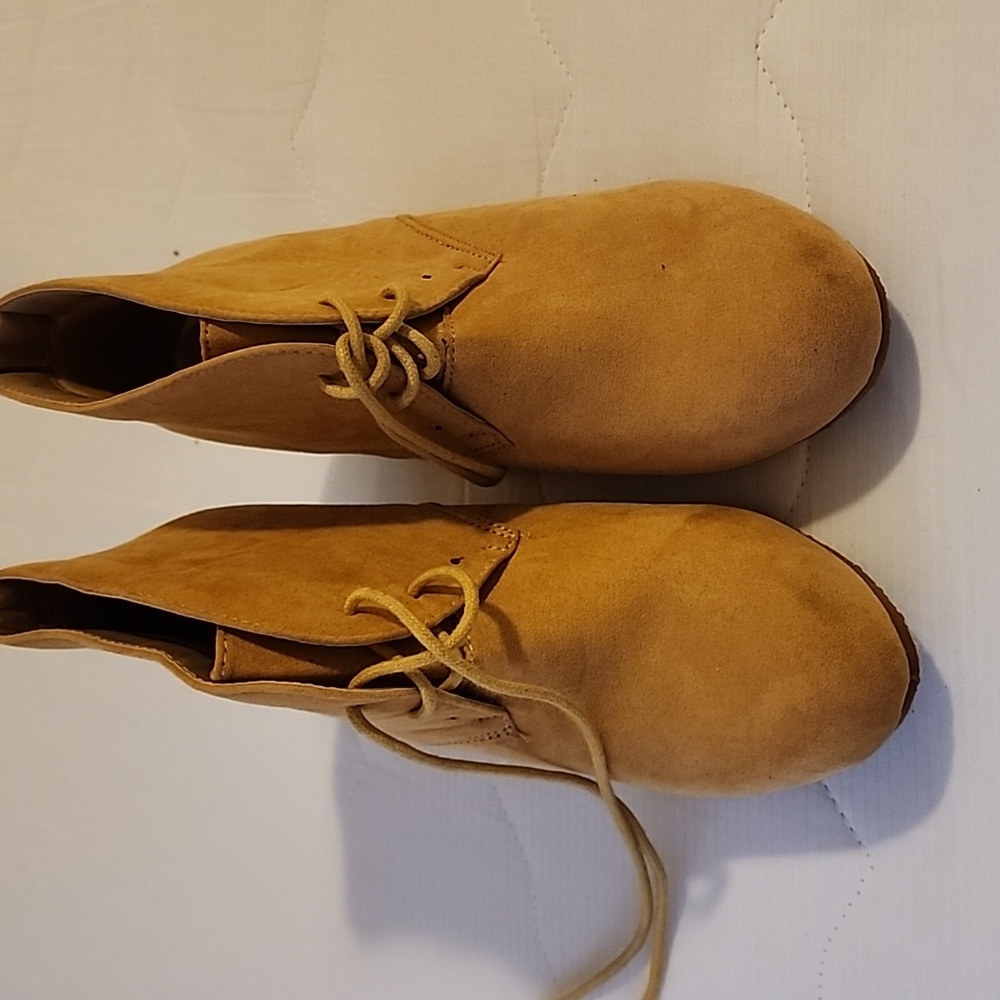 Bella Marie.Wedge heal bootie. Sz 7